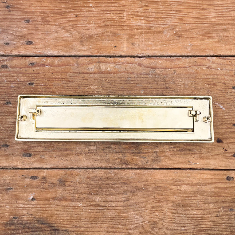 Entrée de boîte aux lettre à battant en laiton