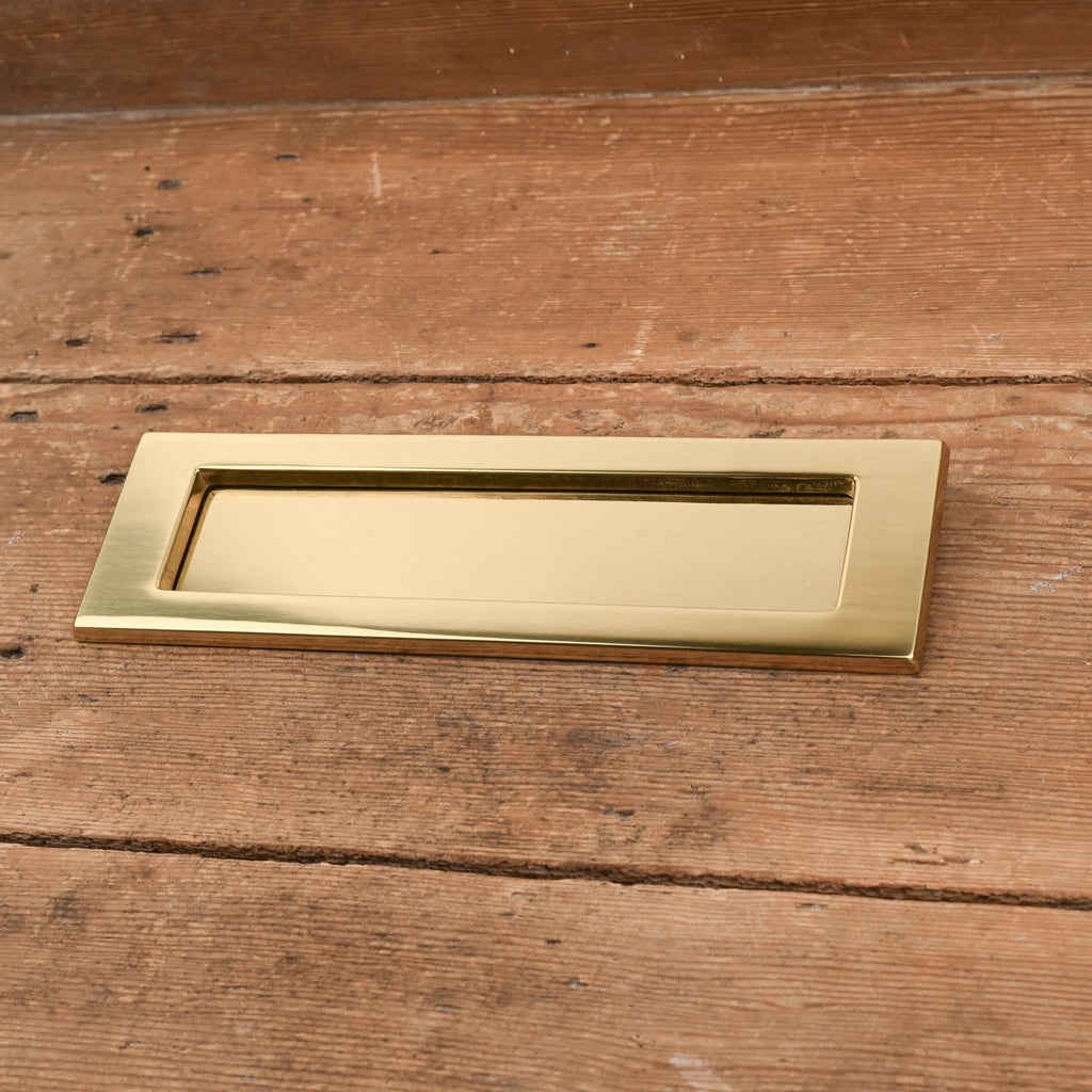 Entrée de boîte aux lettres en laiton avec ressort