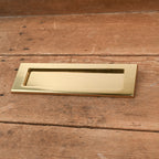 Entrée de boîte aux lettres en laiton avec ressort