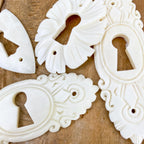 Entrée de clef en os et porcelaine