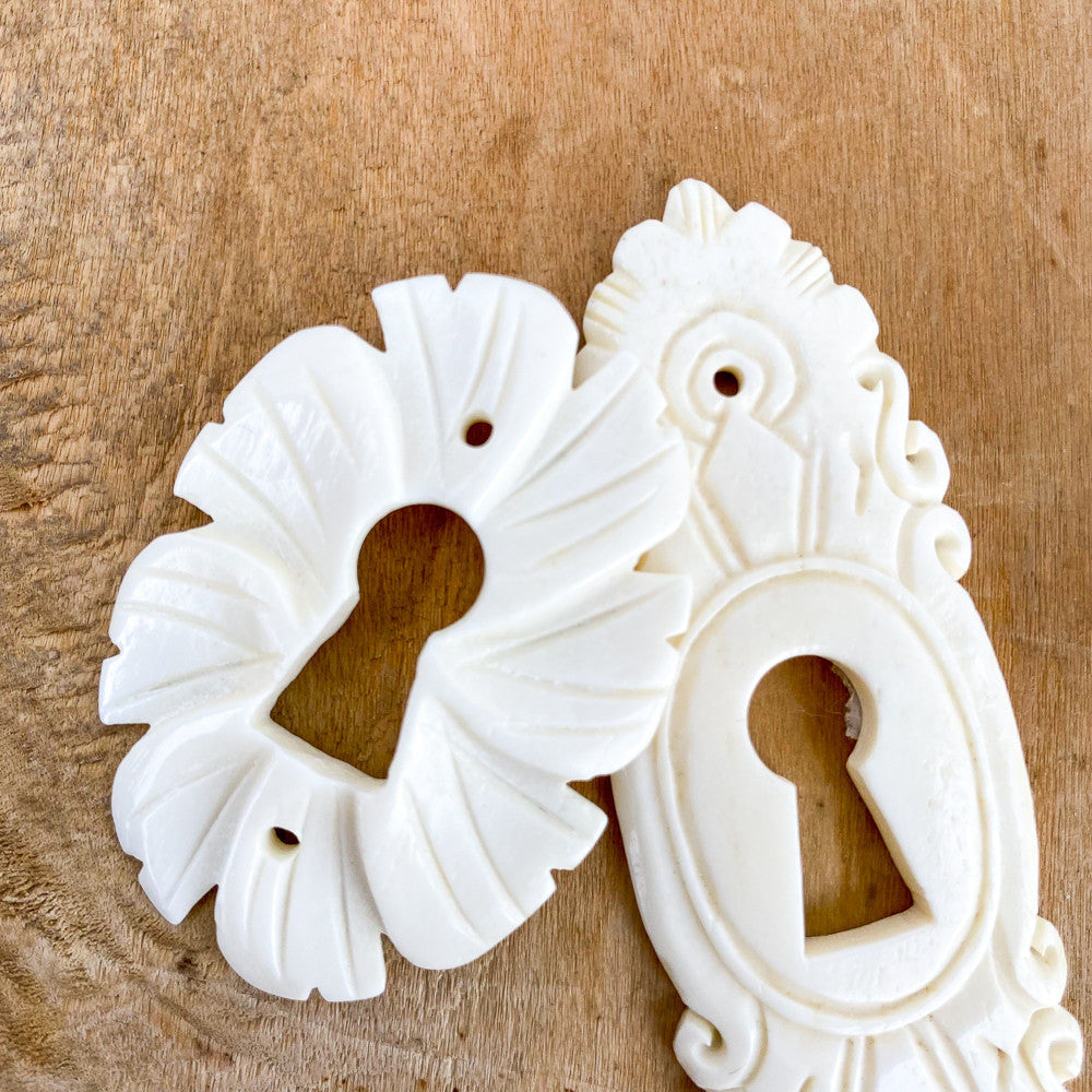 Entrée de clef en os et porcelaine
