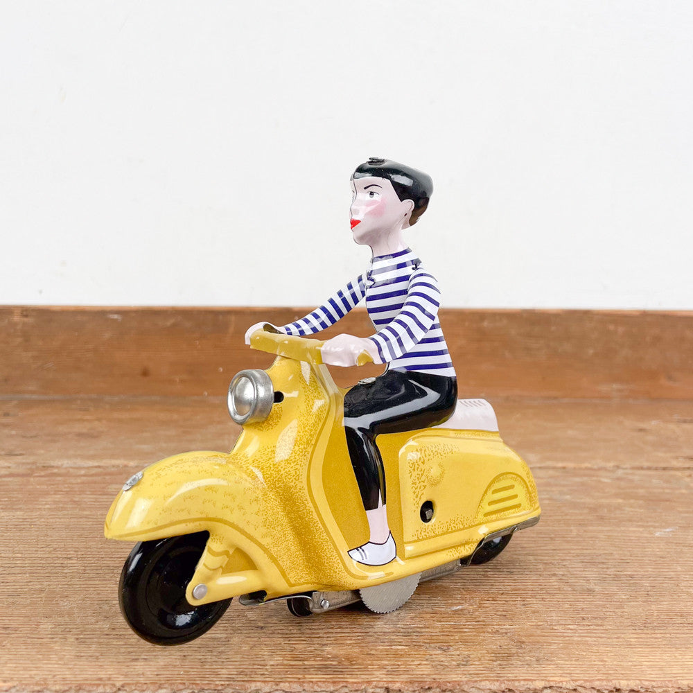 Fille en scooter jaune mécanique