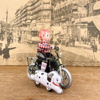 Garçon à bicyclette mécanique avec chien