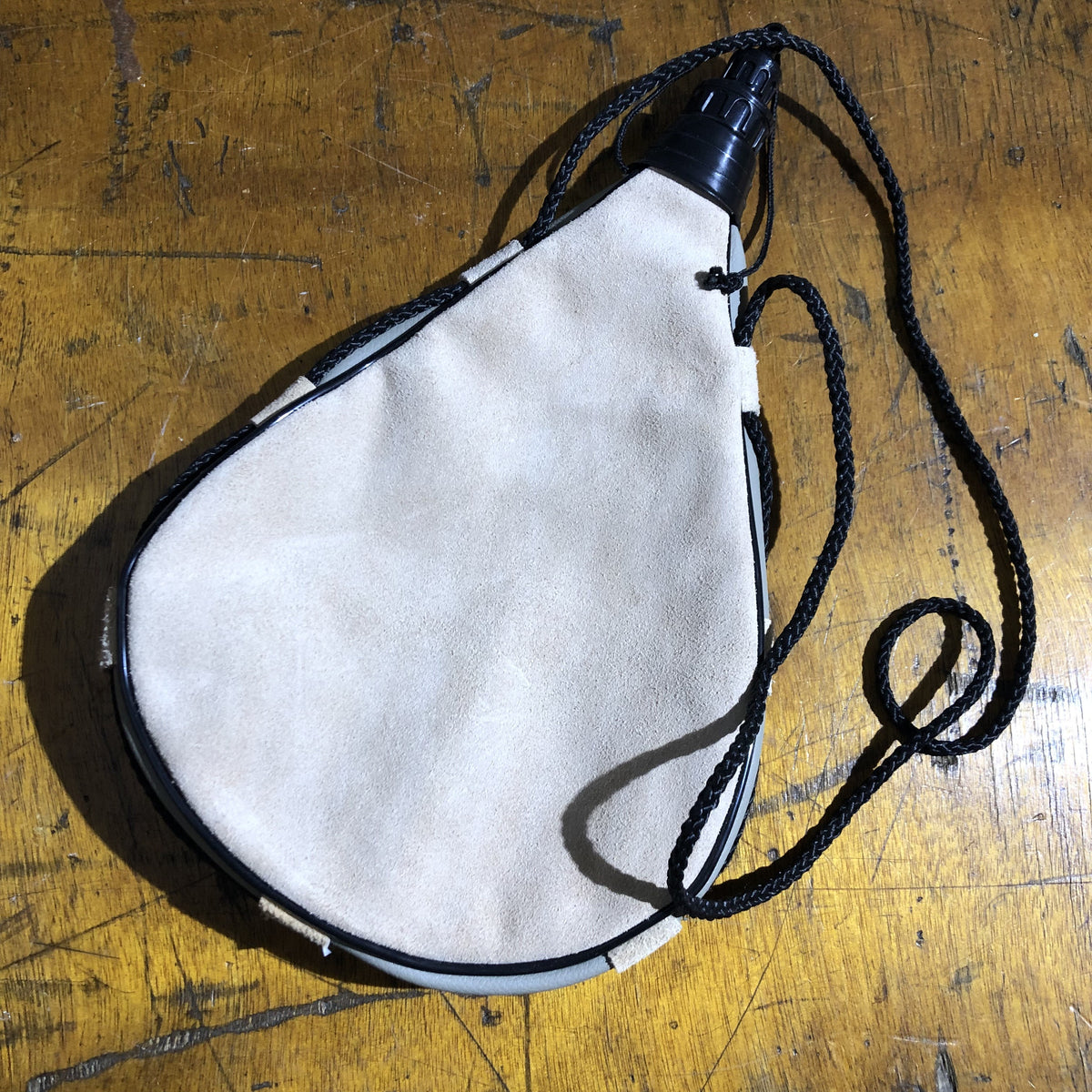 Gourde basque en cuir de taureau