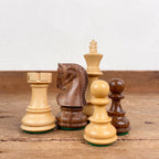 Grandes pièces en bois gravées pour échiquier