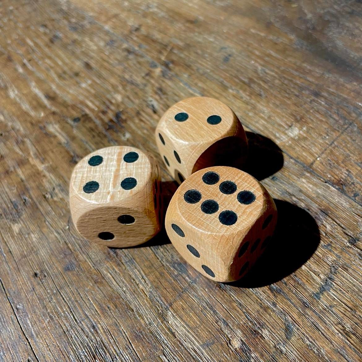 Gros dés en bois