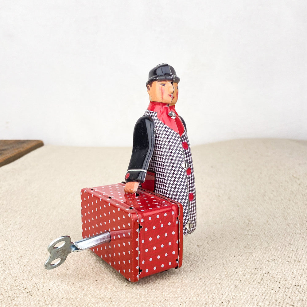 Homme à valise rouge