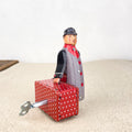 Homme à valise rouge