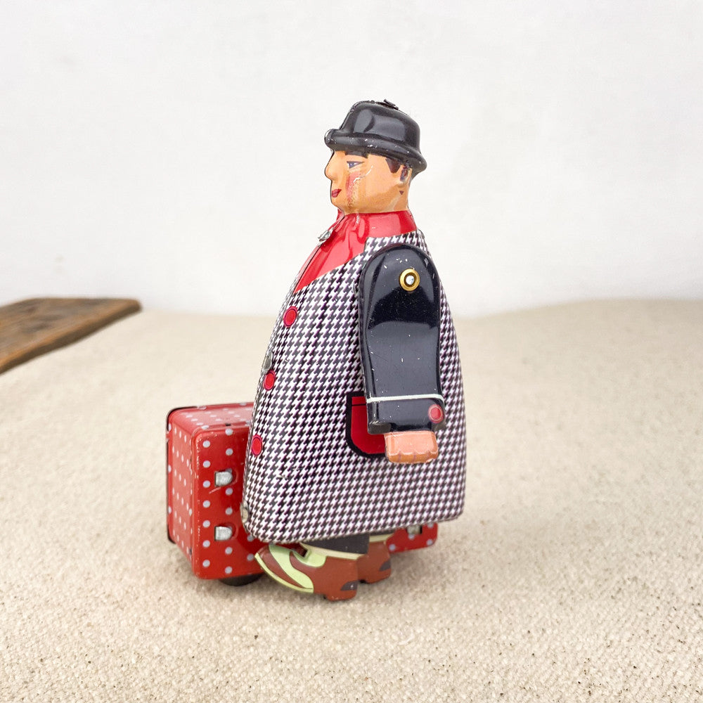 Homme à valise rouge