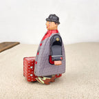 Homme à valise rouge