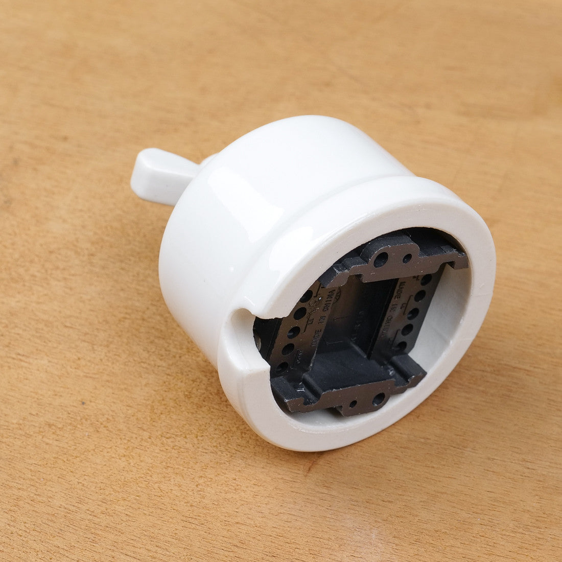 Interrupteur va-et-vient en porcelaine