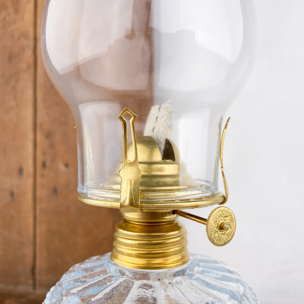 Lampe à pétrole en verre et laiton 45 cm