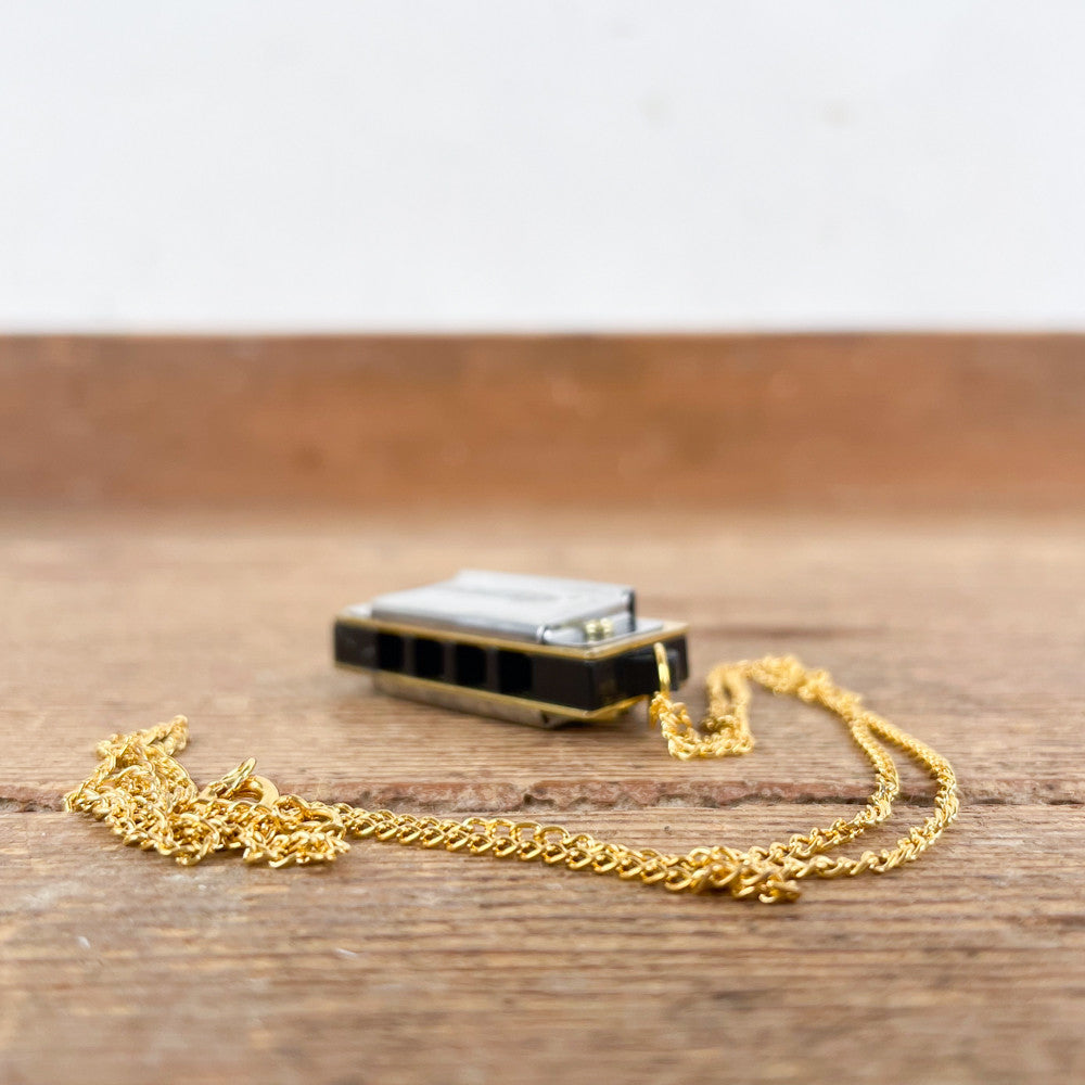 Mini harmonica avec chaine dorée