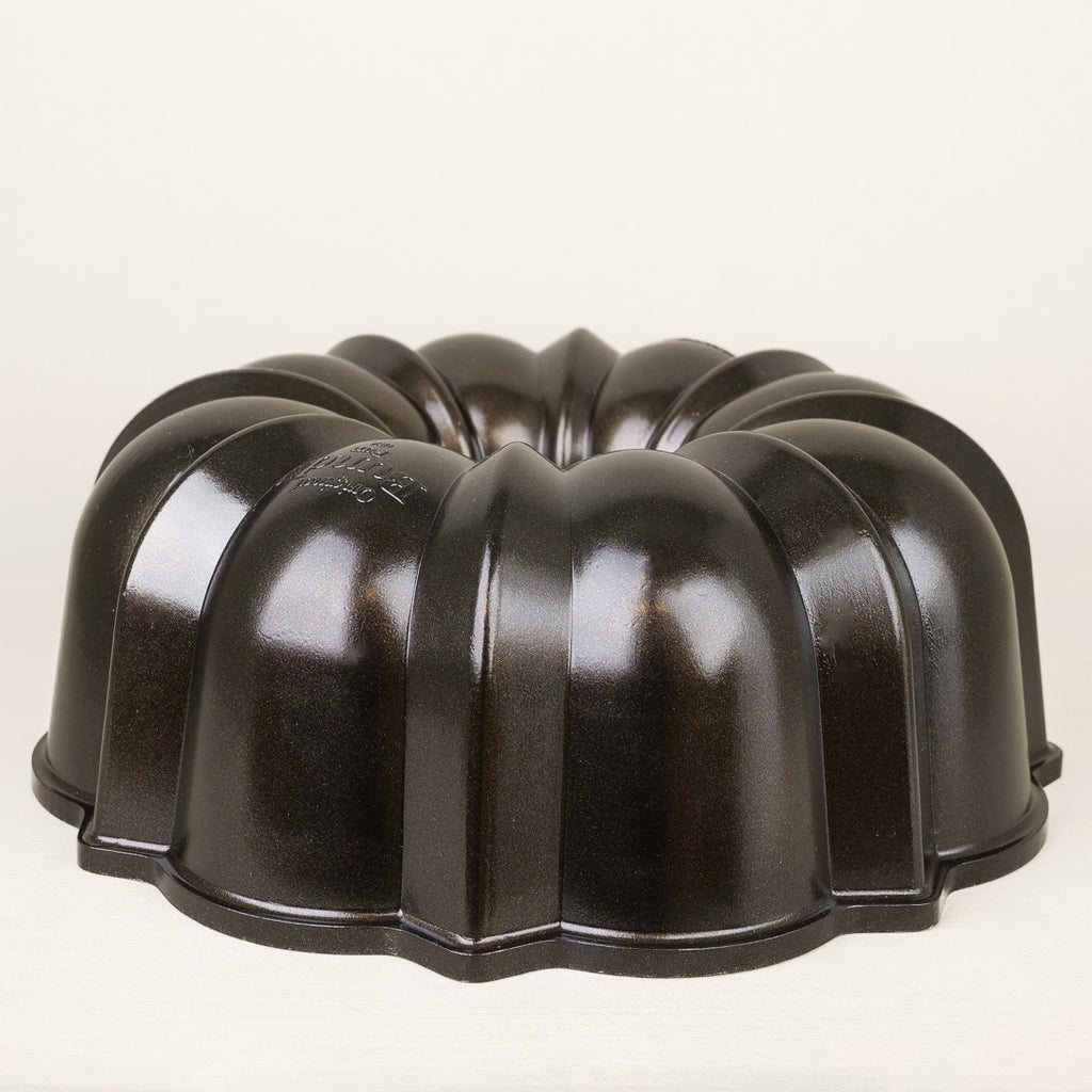 Moule à bundt cake antiadhésif Emile & Co NW50148, gros plan sur les cannelures extérieures, contenance 2,5 à 3,75 L
