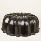 Moule à bundt cake antiadhésif Emile & Co NW50148, gros plan sur les cannelures extérieures, contenance 2,5 à 3,75 L