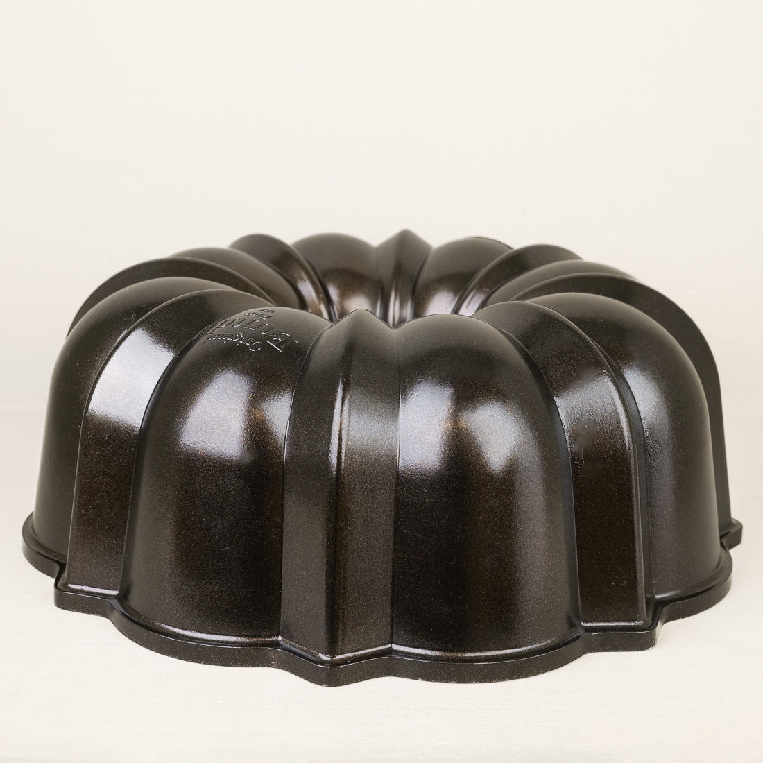 Moule à bundt cake antiadhésif Emile & Co NW50148, gros plan sur les cannelures extérieures, contenance 2,5 à 3,75 L