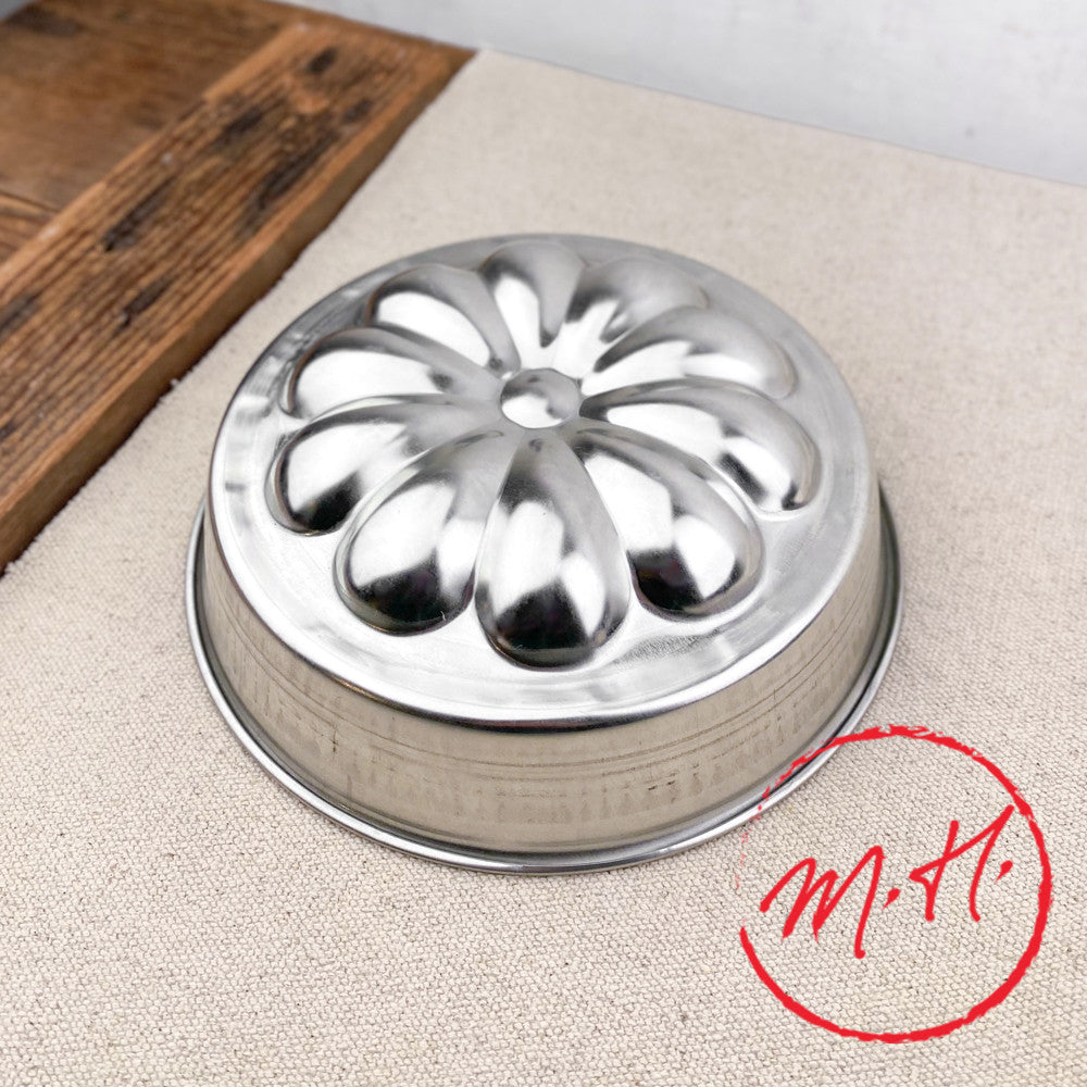 Moule à manqué avec fond rosace en fer blanc