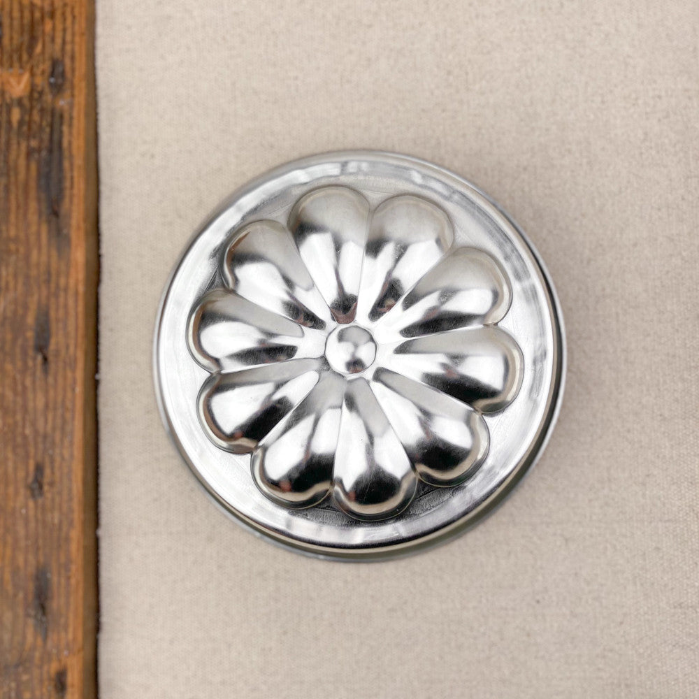 Moule à manqué avec fond rosace en fer blanc