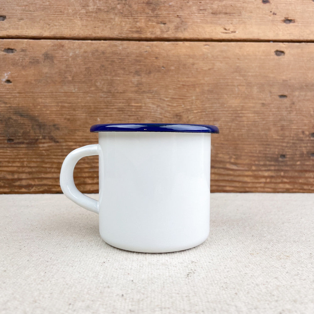 mug en émail blanc