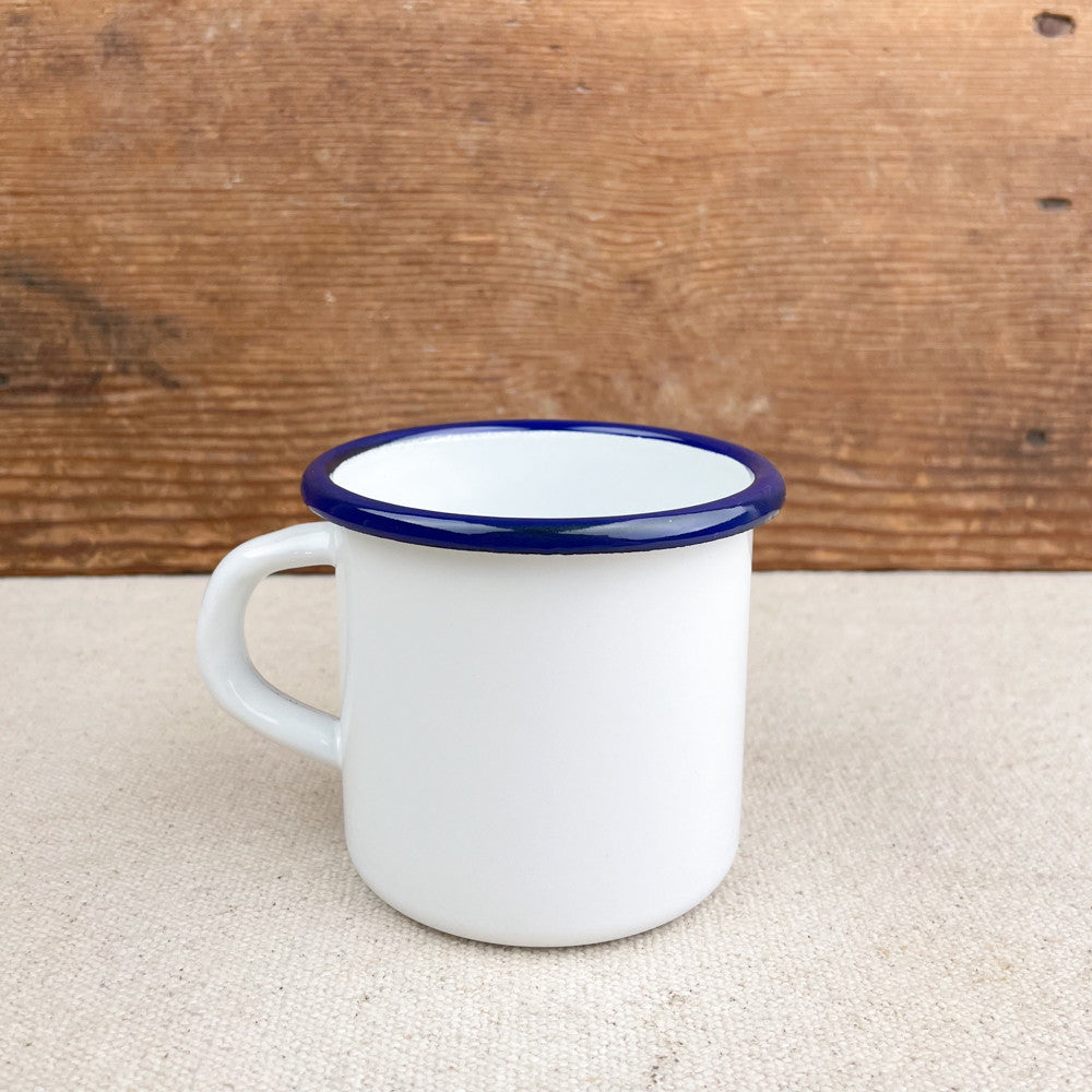 Mug en émail blanc liseré bleu