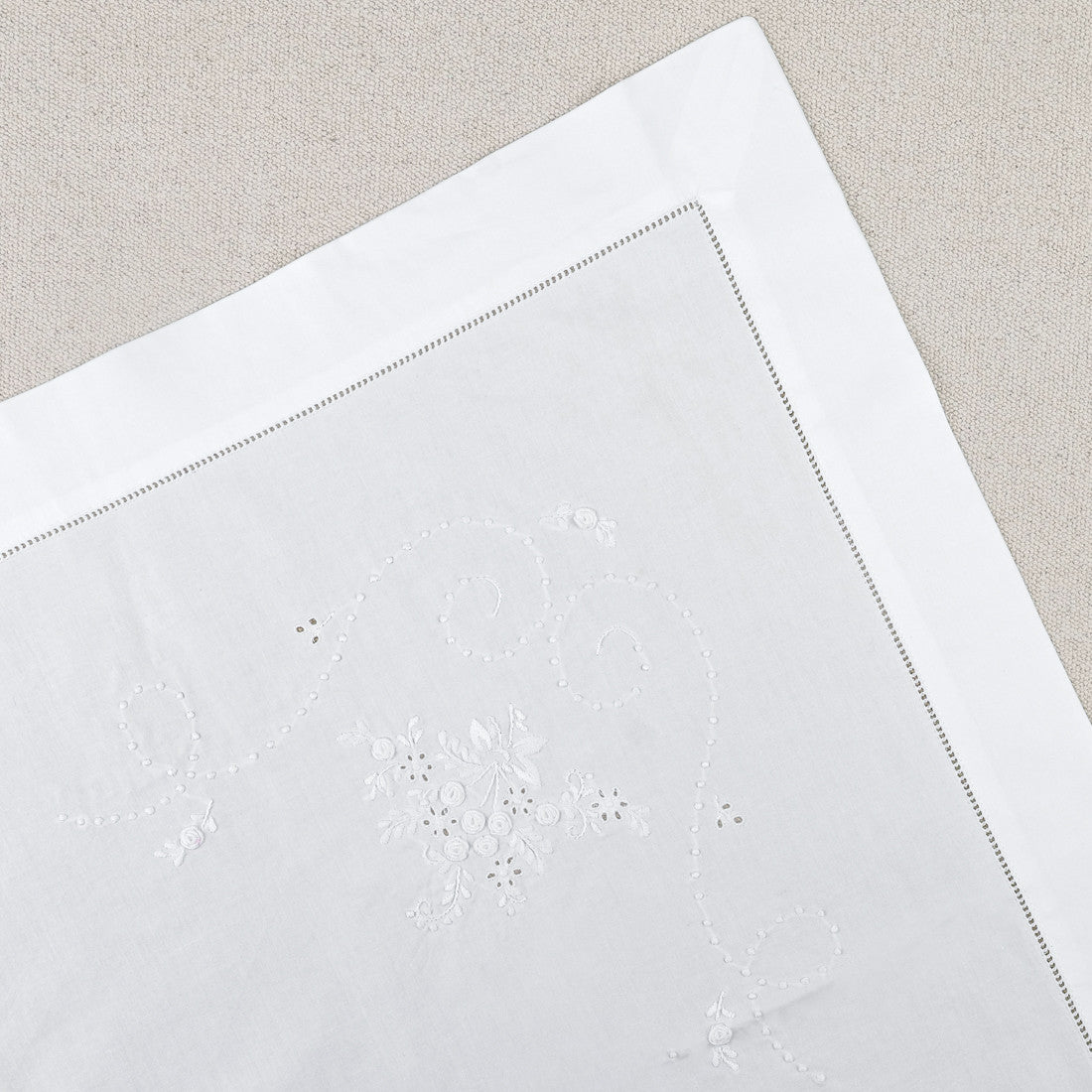 Nappe en coton blanche brodée