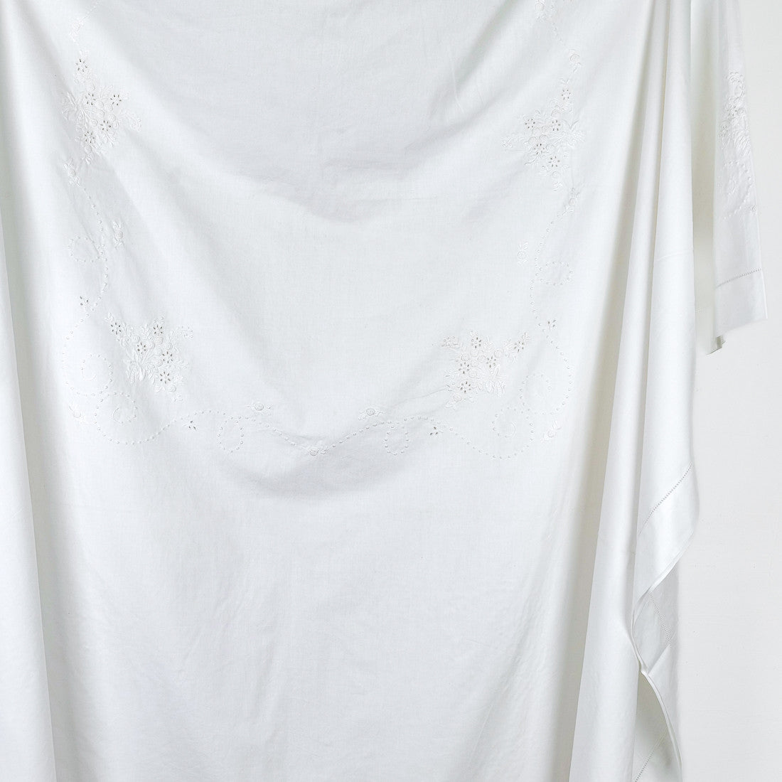 Nappe en coton blanche brodée