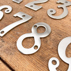 Numéro de maison en laiton chromé