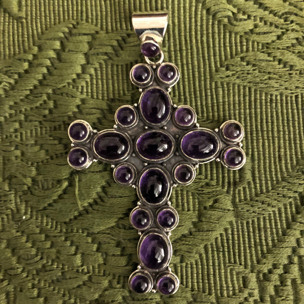 Pendentif croix améthystes cabochons sur argent