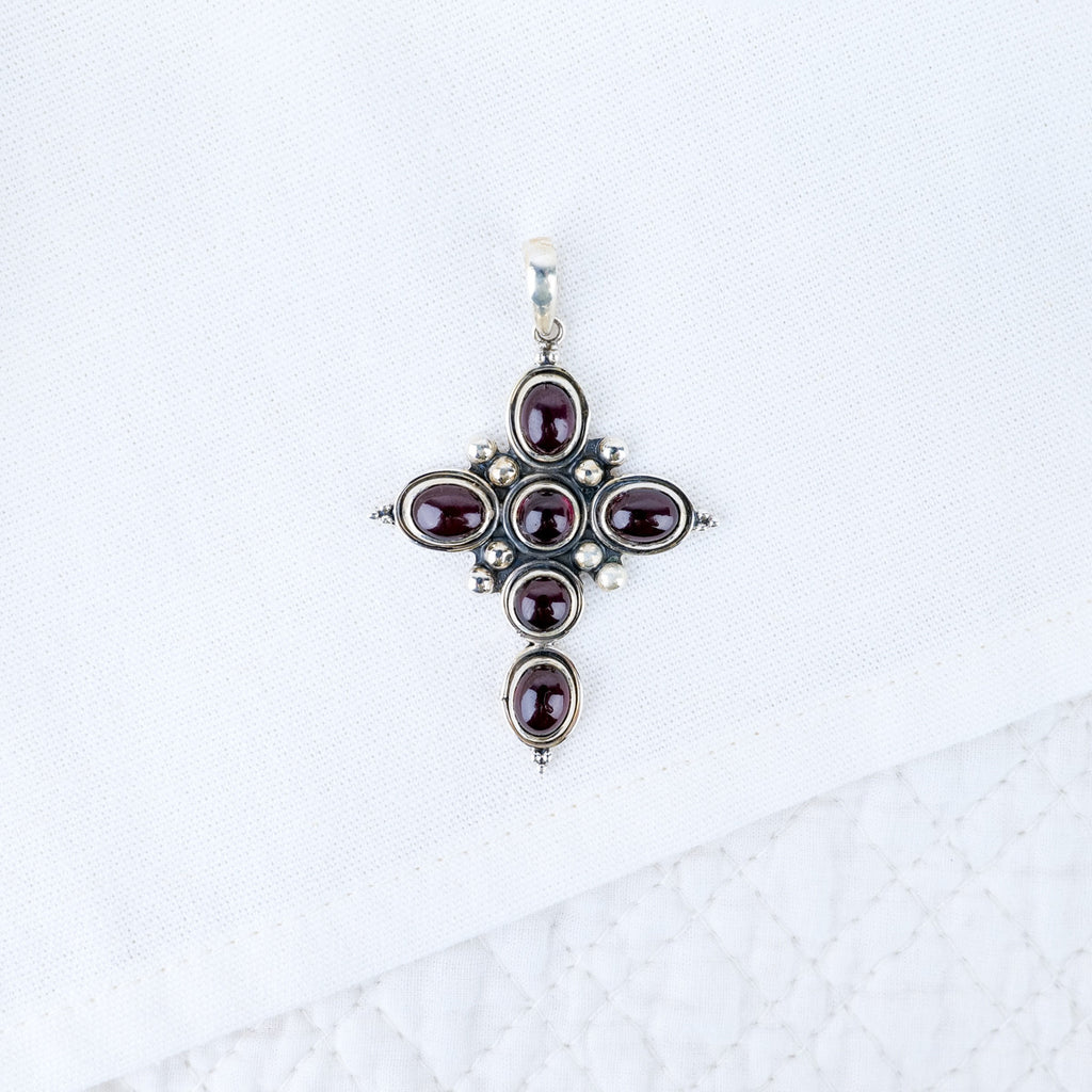 croix en argent avec pierres grenats