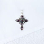 croix en argent avec pierres grenats