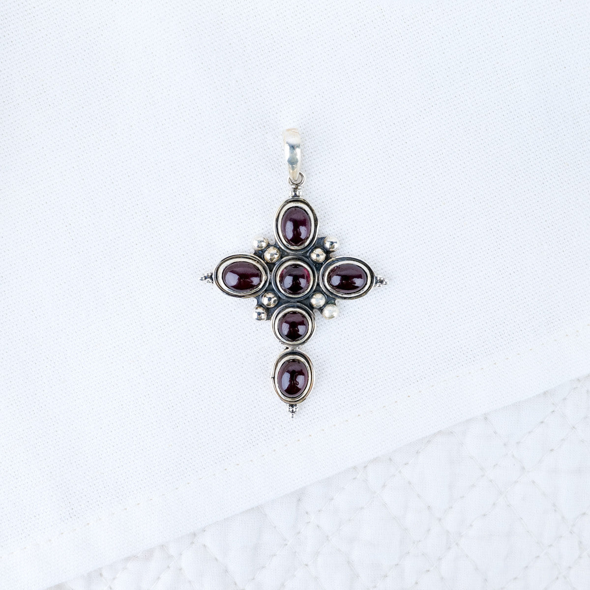croix en argent avec pierres grenats