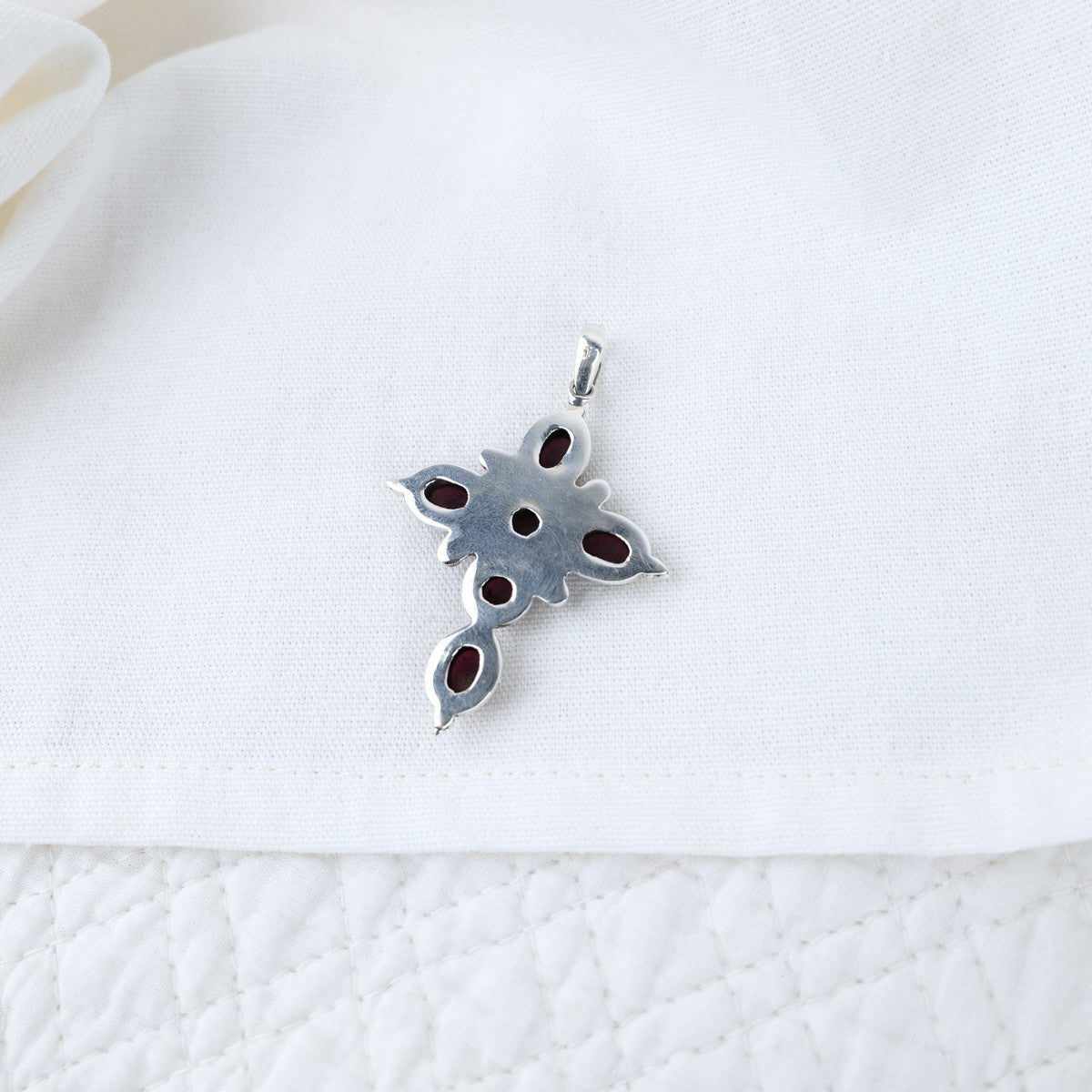 Pendentif croix grenats sur argent