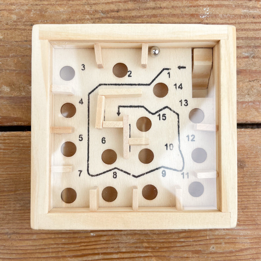 Petit labyrinthe en bois