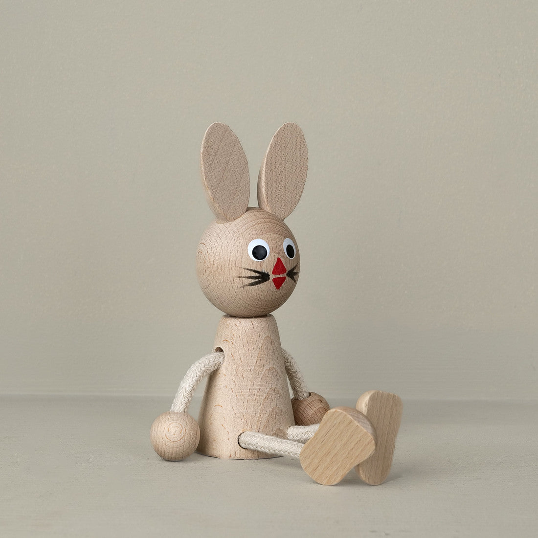 Petit lapin en bois et cordes