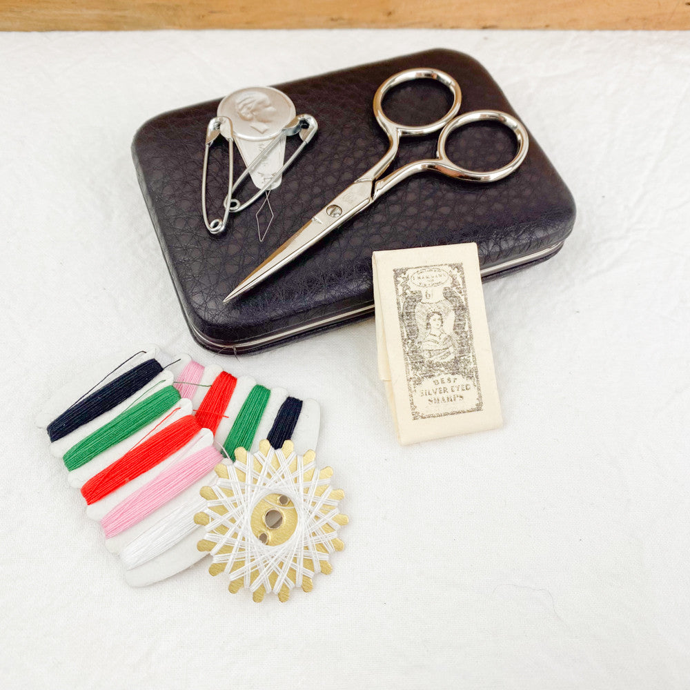 Petit set de couture de voyage en cuir