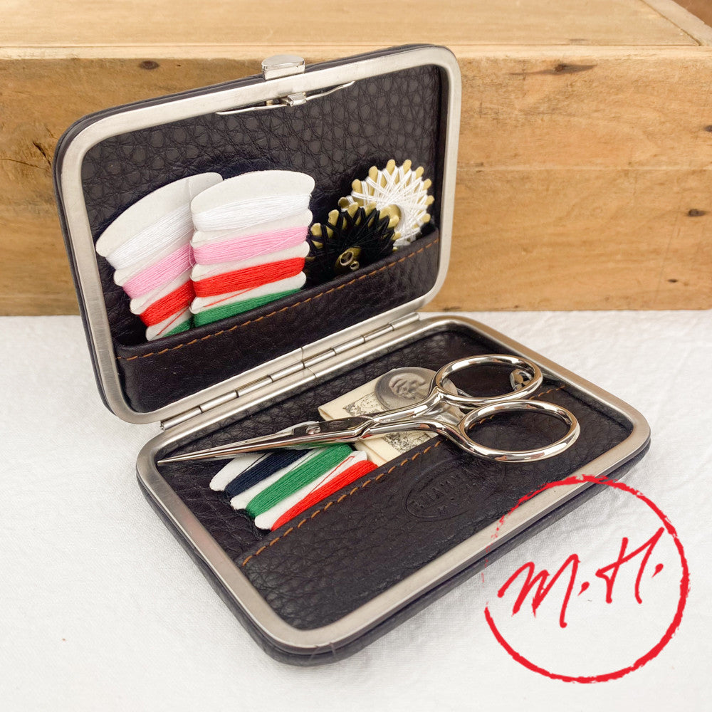 Petit set de couture de voyage en cuir