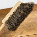 Petite balayette en bois et crin