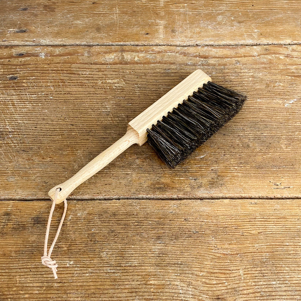 Petite balayette en bois et crin