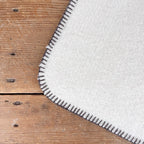 Plaid en laine blanc coutures marrons