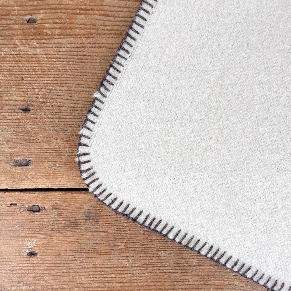 Plaid en laine blanc coutures marrons
