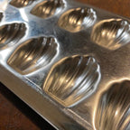 Plaque à madeleines en fer blanc
