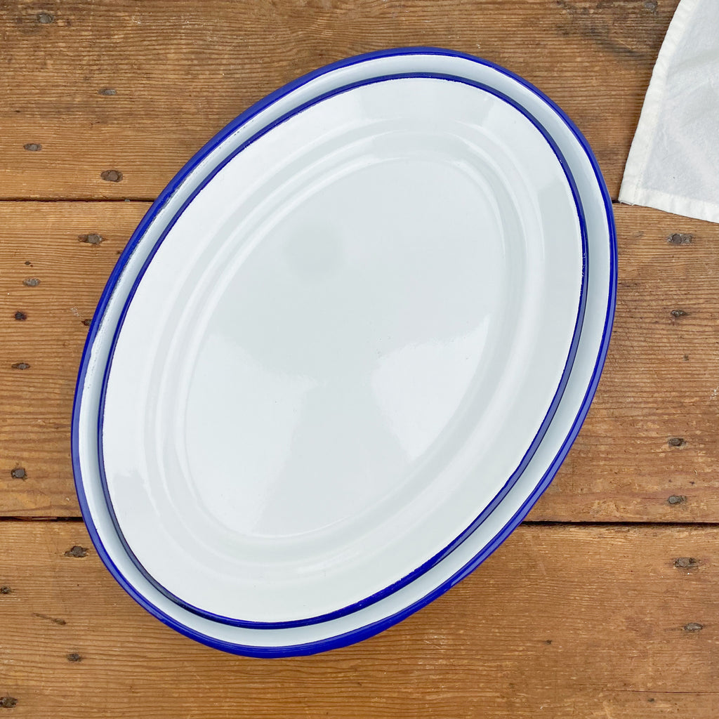 Plat de service en émail blanc liseré bleu