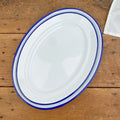 Plat de service en émail blanc liseré bleu