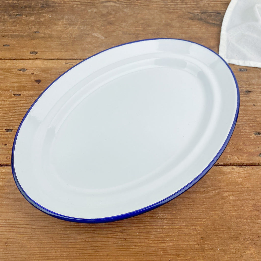 Plat de service en émail blanc liseré bleu