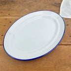 Plat de service en émail blanc liseré bleu