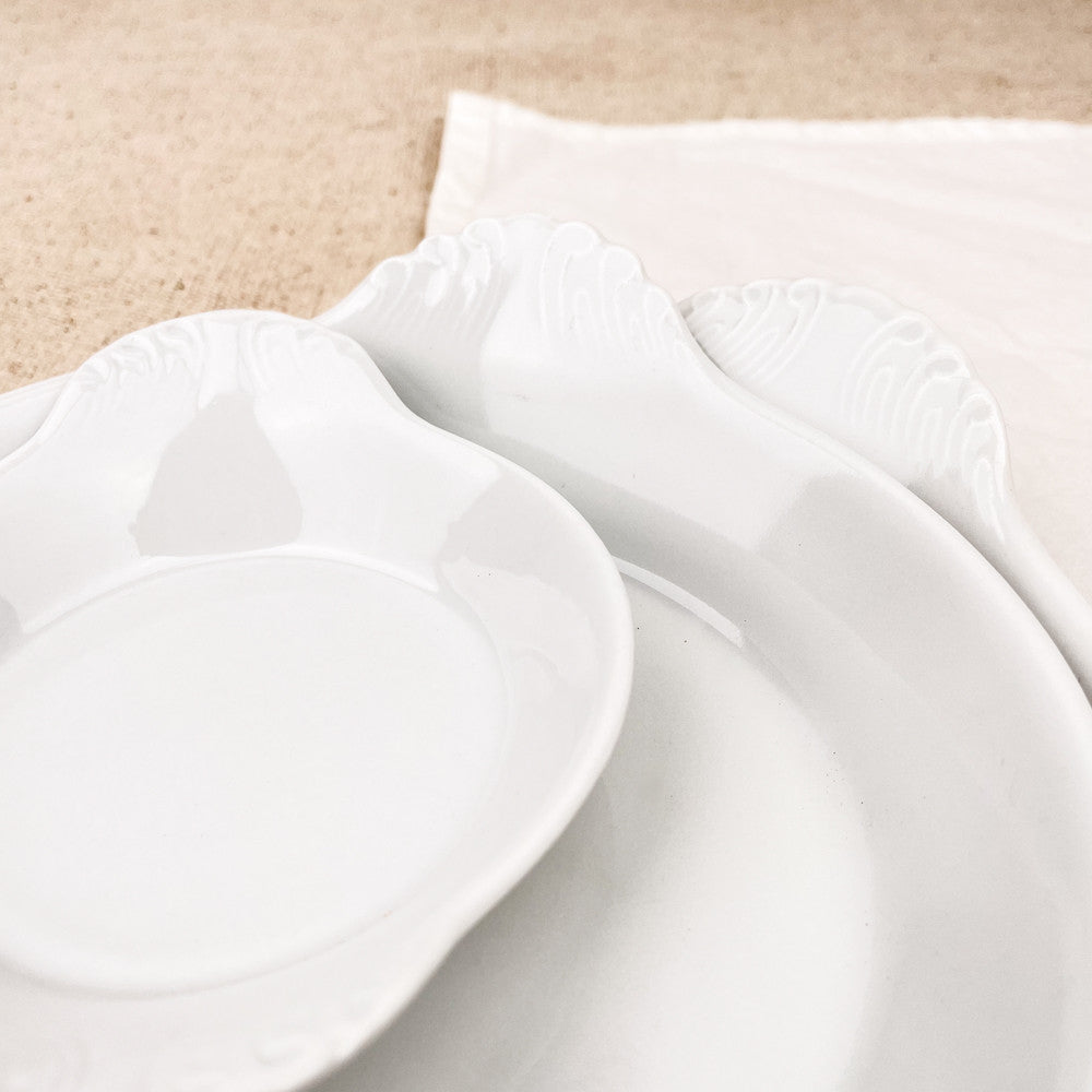 Plat rond à oreilles en porcelaine