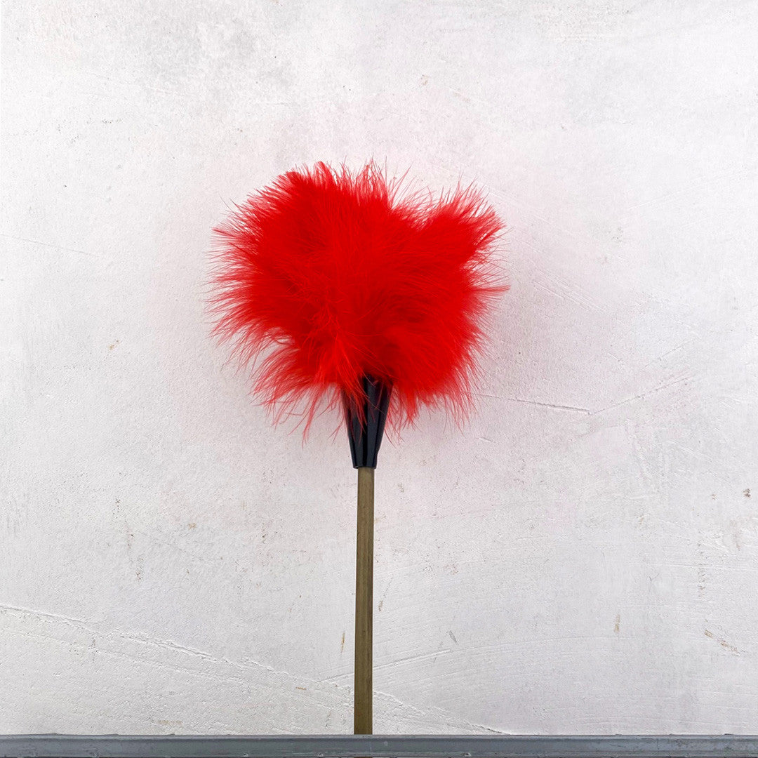 Plumeau en jonc et plumes colorées