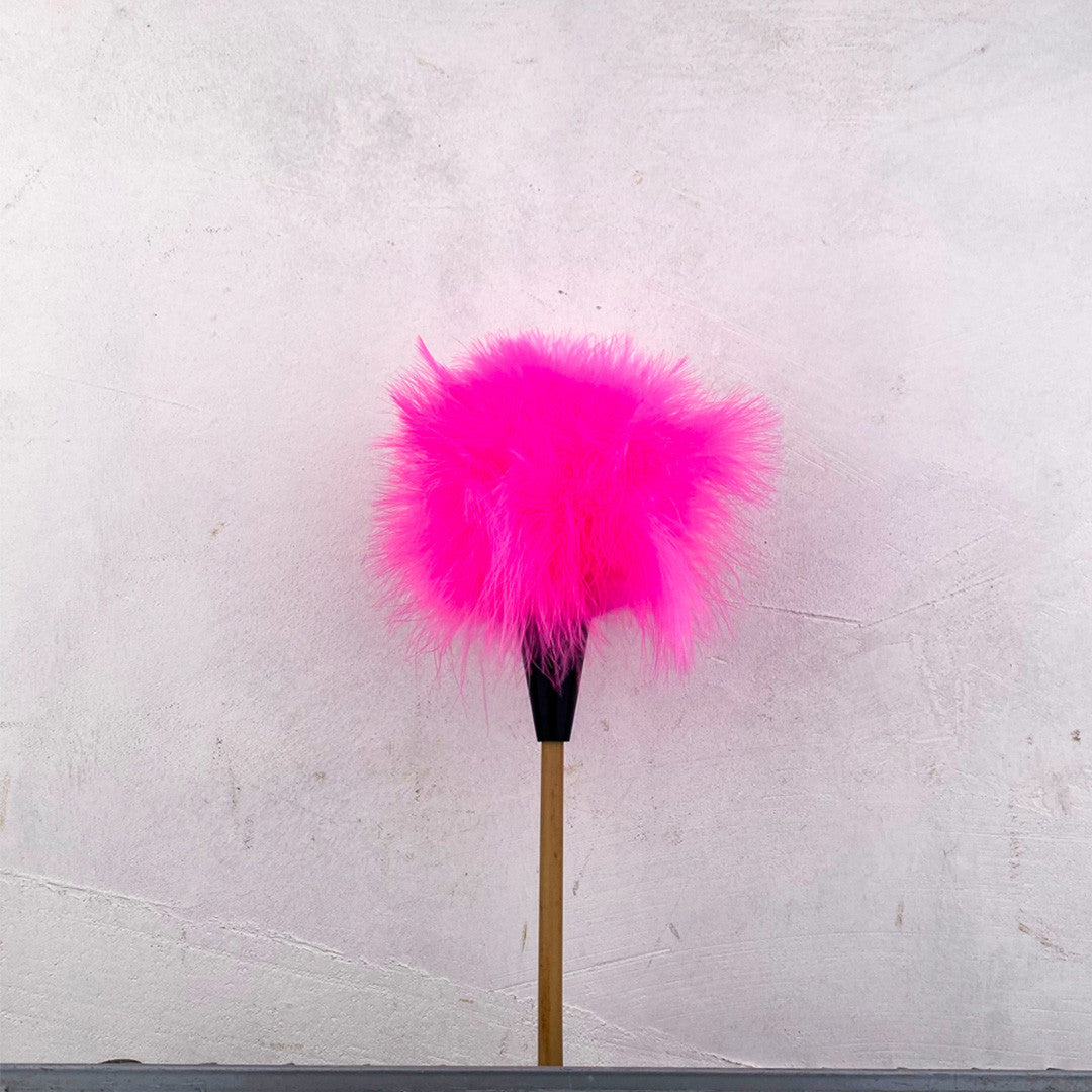 Plumeau en jonc et plumes colorées