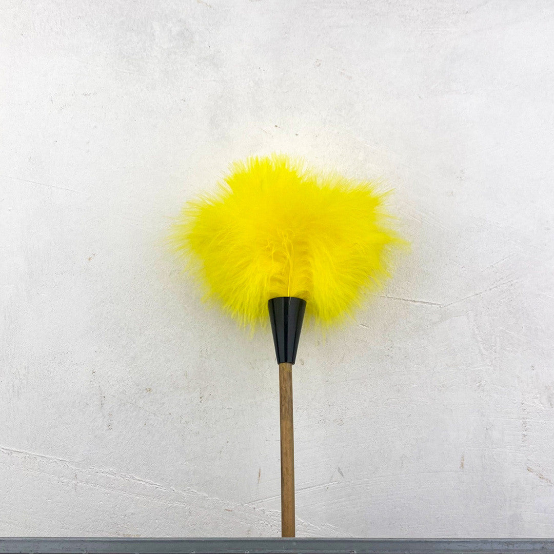 Plumeau en jonc et plumes colorées