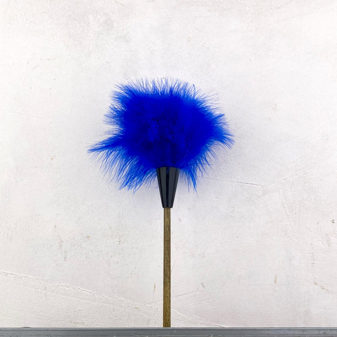 Plumeau en jonc et plumes colorées